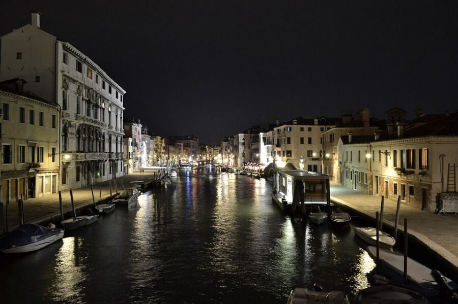 Venice: Private After Dark Tour and Gondola Ride - Piazza San Marco and the Bridge of Sighs Lead-In