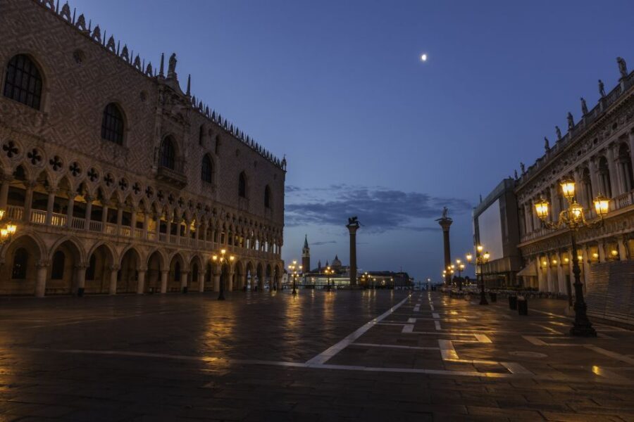 Venice: Private After Dark Tour and Gondola Ride - Rialto Bridge, San Giacomo di Rialto, and the City’s Spooky Anchors