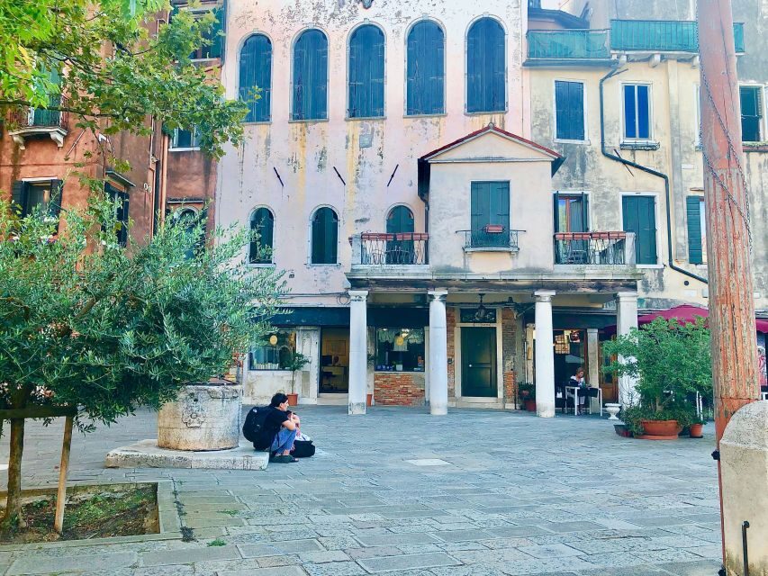 Venice: Private Cannaregio and Jewish Quarter Tour - Crossing the bridges: what to look for in the Ghetto