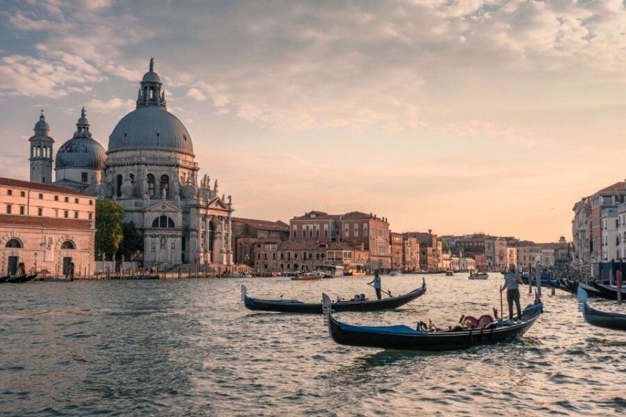 Venice : Private Custom Walking Tour With A Local Guide - The walking experience: what you can expect during the route