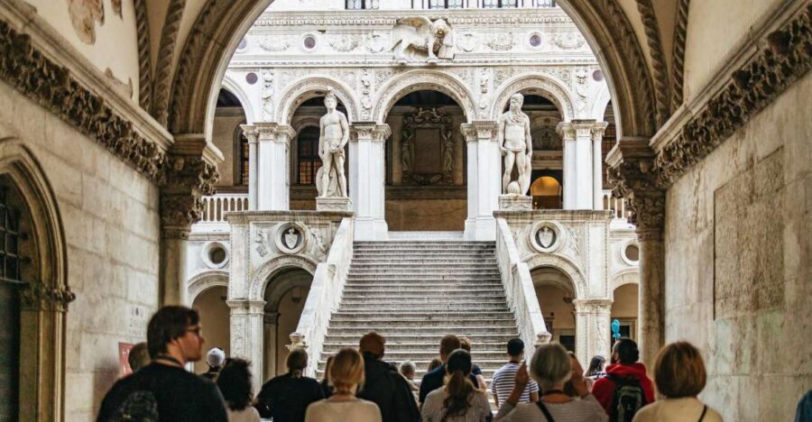 Venice: Private Entry Doge Palace & St. Mark Terraces Tour - Finding your tour fast: Columns of San Marco meeting point