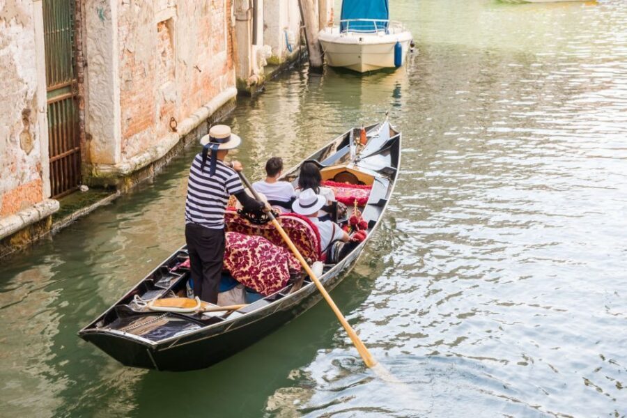 Venice: Private Gondola Cruise for up to 5 Passengers - Boarding and what the first minutes feel like