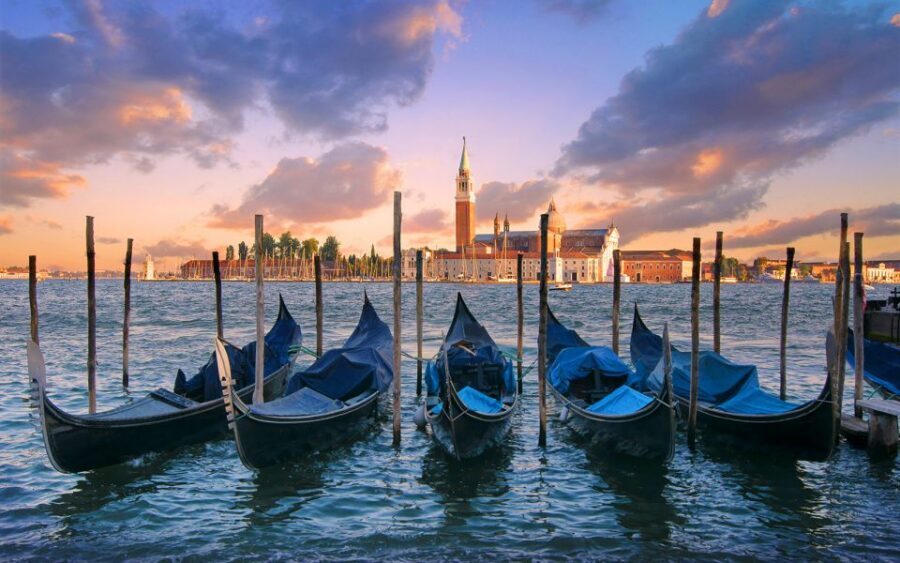 Venice: Private Gondola Cruise for up to 5 Passengers - Day vs night: which one fits your Venice mood