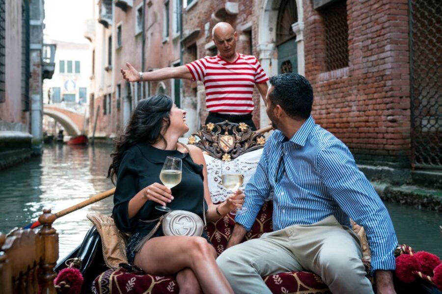 Venice: Private Gondola Ride with Photo Shoot - What you get after: 50 photos, a link in 10 days, and a Dropbox photo book