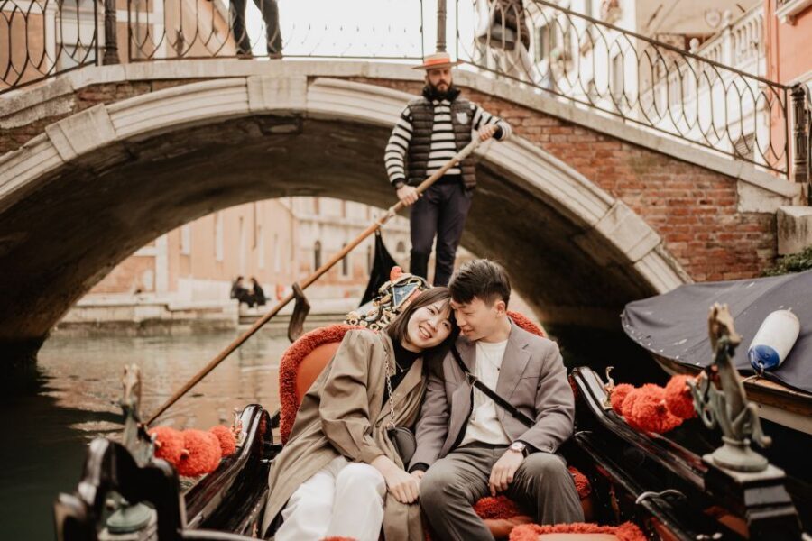 Venice: Private Gondola Ride with Professional Photographer - The canal portion: 30 minutes of guided gondola photos