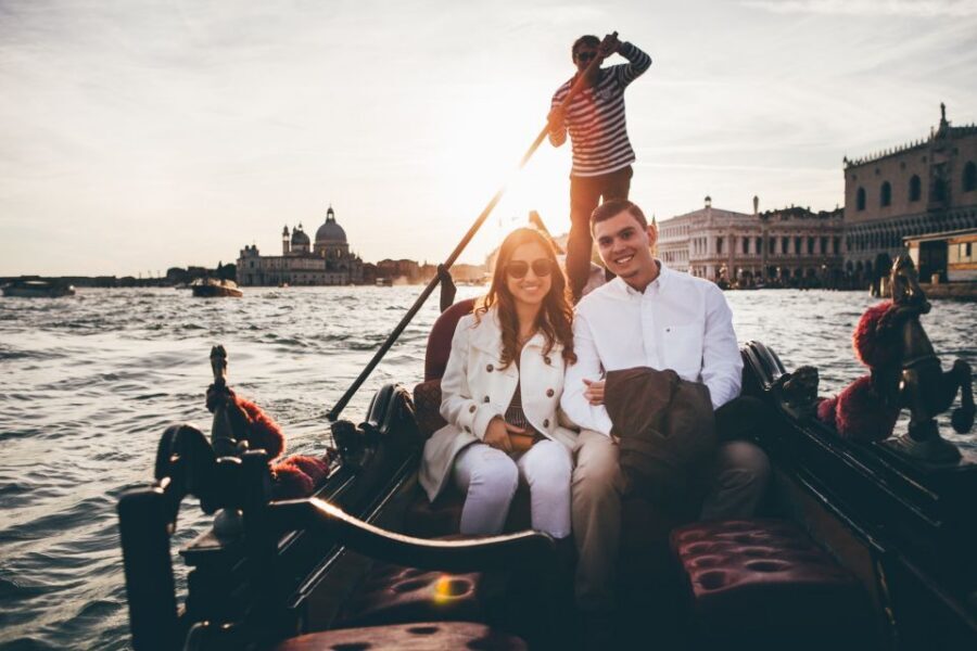Venice: Private Gondola Ride with Professional Photographer - Who this experience suits best