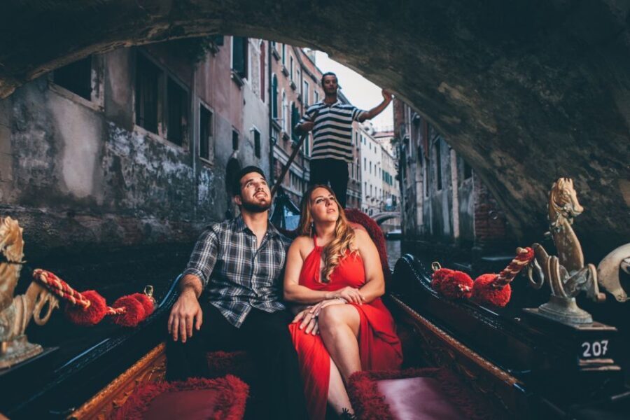 Venice: Private Gondola Ride with Professional Photographer - Where you meet: Caffè Rialto and how the session flows