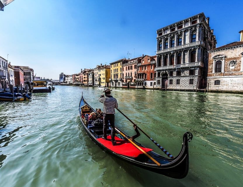 Venice: Private Grand Canal Gondola Ride from Rialto - Entering the gondola scene at Stazio Gondole Carbon (Riva del Carbon)