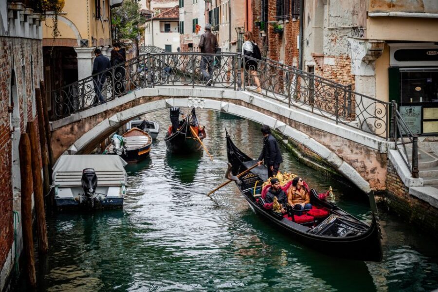 Venice: Private Local Highlights & Hidden Gems Tour - Ramo Dragan, a Hidden Pier Feel, and Rialto Views From Below