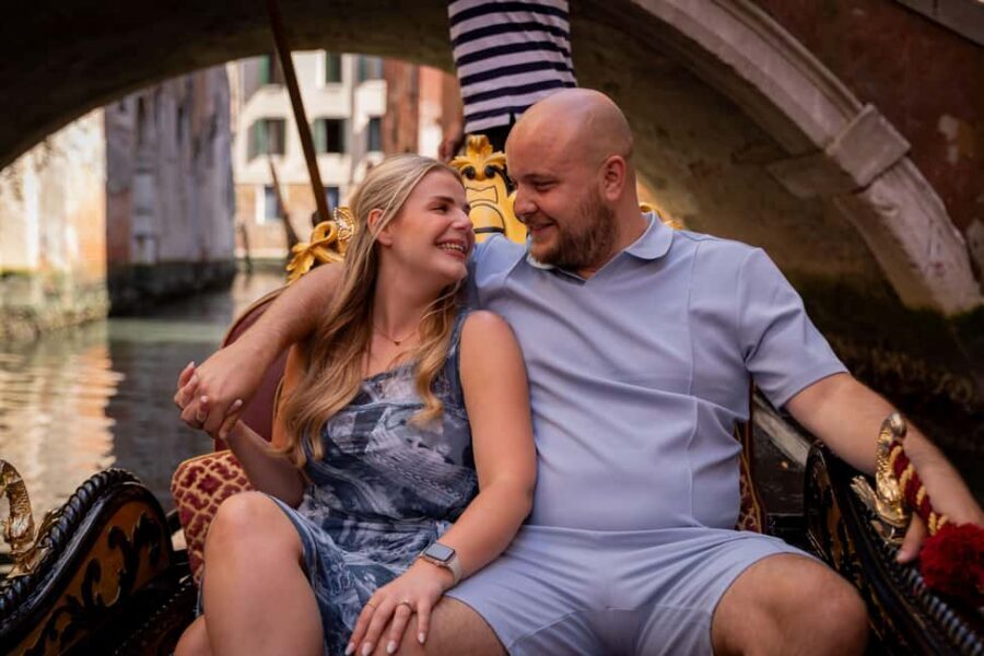 Venice: Private Photoshoot In Gondola - A 30-minute Venice photoshoot that actually feels doable