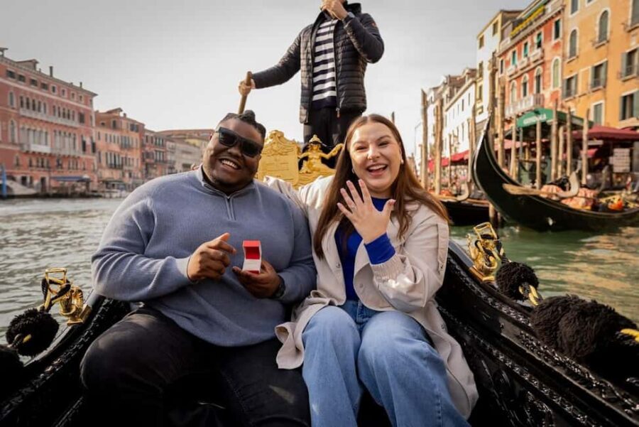 Venice: Private Photoshoot In Gondola - The canal route: Ponte dei Baretteri to Rialto and then into quieter Venice