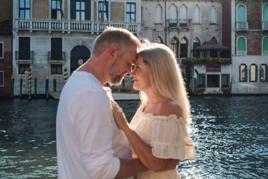 Venice: Private Professional Photoshoot - Rialto Bridge - Photos within 72 hours: edited, downloadable, and actually usable
