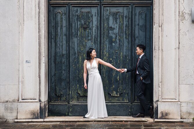 Venice Professional Photoshoot (up to 6 people included) - The pose help you’ll actually feel (not awkward)