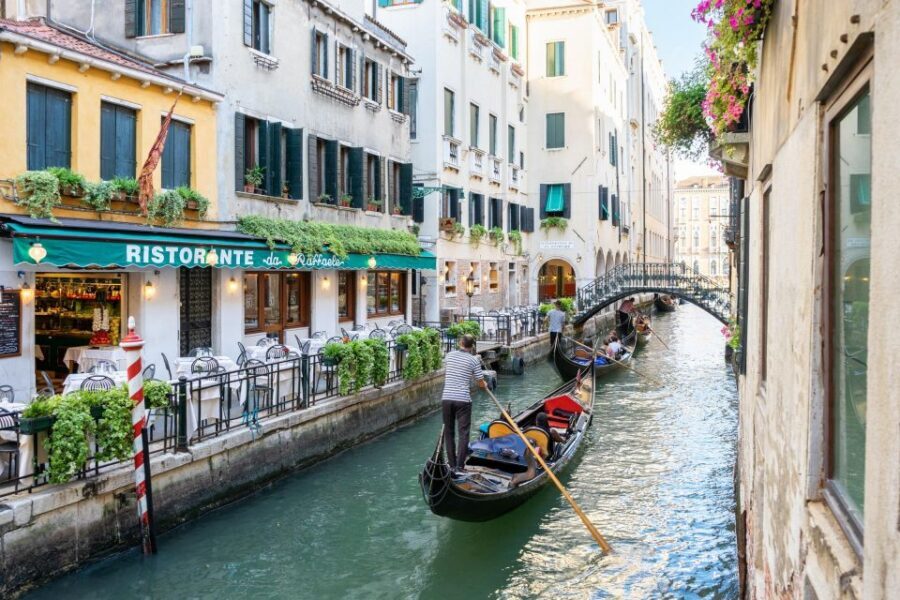 Venice: Romantic Gondola tour and Dinner for two - The gondola ride: a focused 30 minutes, timed for romance