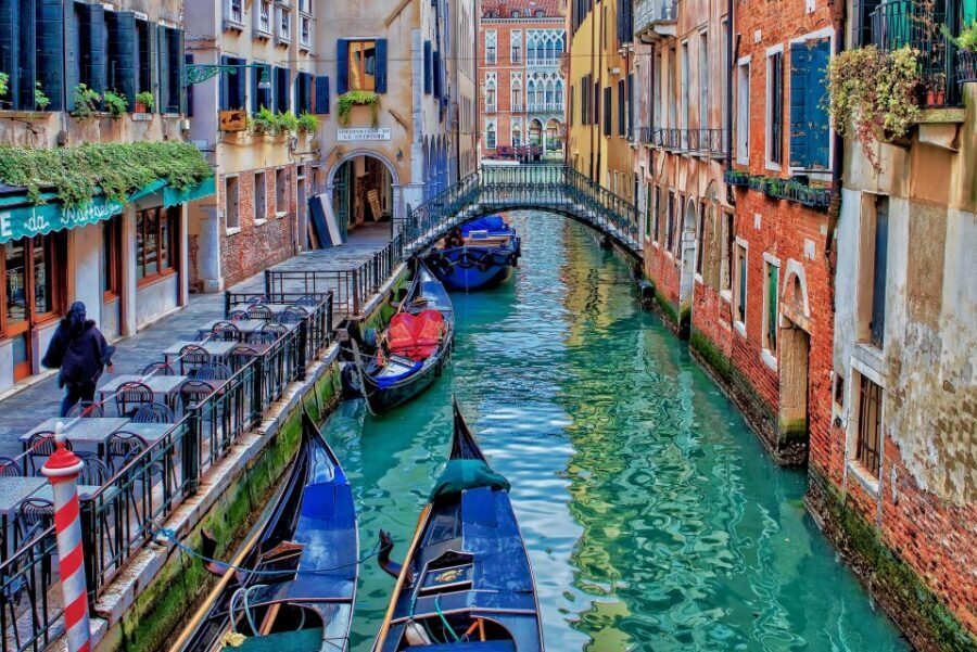 Venice: Romantic Gondola tour and Dinner for two - Who this Venice gondola and dinner is best for