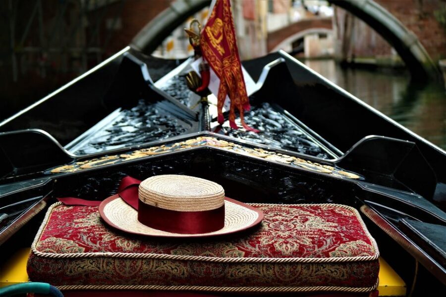 Venice: Romantic Palace Dinner and Private Gondola Ride - Dinner in a Venetian Palace Salon: Fish or Meat 3-Course Menu