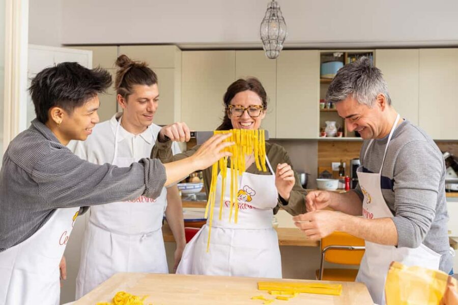 Venice: Share Your Pasta Love in a Local’s Home - Aperitivo First: Wine, Appetizer, and Warm Welcome