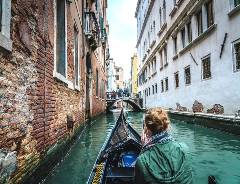 Venice Shared Gondola Ride - Seat strategy: how to get better views in a shared boat