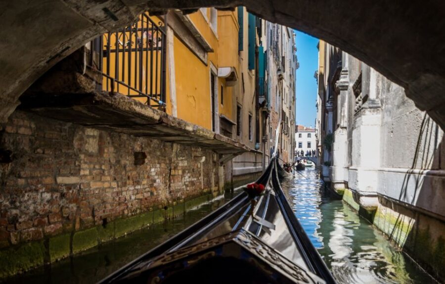 Venice: Shared Gondola Ride Across the Grand Canal - What this shared gondola ride is really for