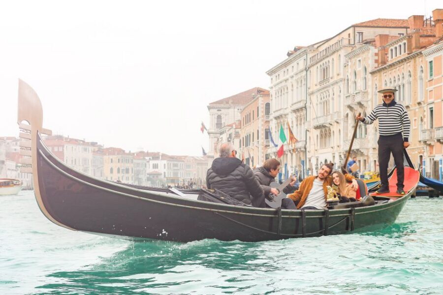 Venice: Shared Gondola Ride and Serenade - Key things to know before you board