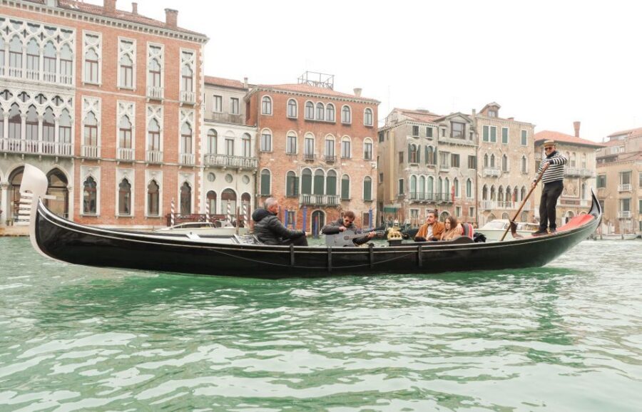 Venice: Shared Gondola Ride and Serenade - Onboard Music and the Serenade Setup: Where Sound Comes From