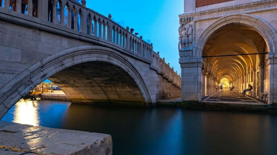 Venice: Shared Gondola Ride at Sunset - The 25-minute cruise: Grand Canal reflections and quieter canal corners
