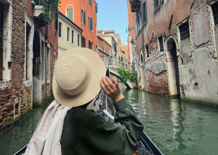 Venice: Shared Gondola Through breathtaking Bridge of Sighs - Key things to know before you go