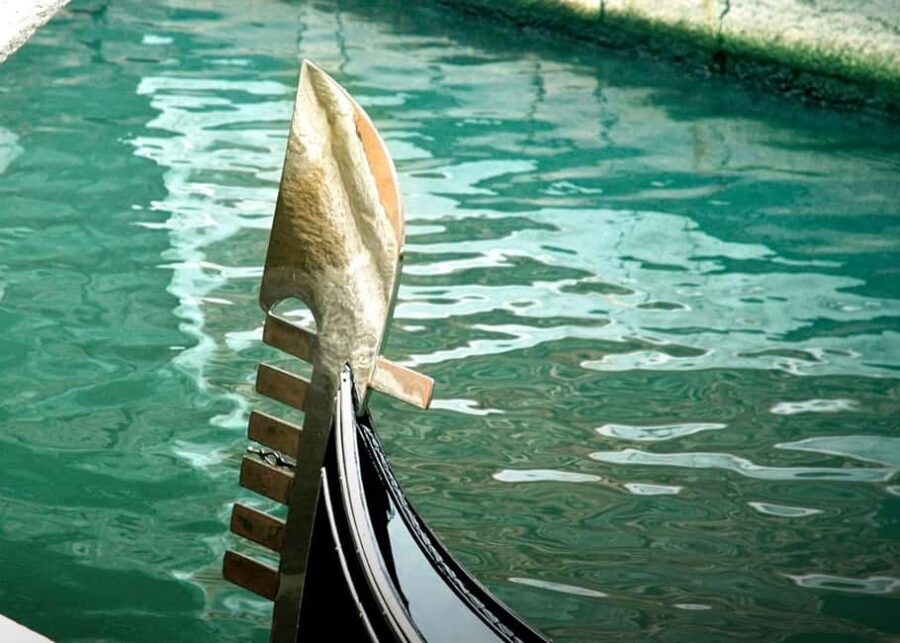 Venice: Shared Gondola Through breathtaking Bridge of Sighs - The 30-minute gondola ride: how the stops shape the story