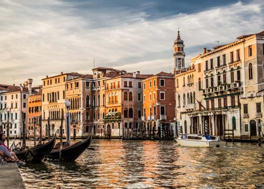 Venice: Shared Gondola Through breathtaking Bridge of Sighs - Gondola Gallery: tools and a cross-section that makes the boat make sense
