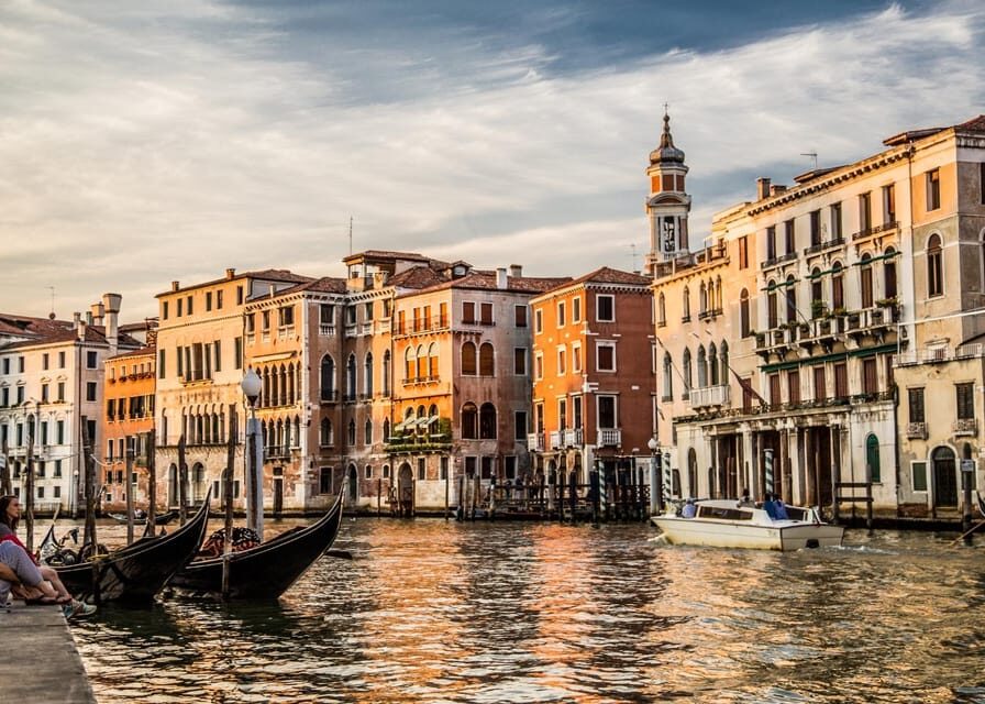Venice: Shared Gondola Through breathtaking Bridge of Sighs - Who this gondola tour fits best