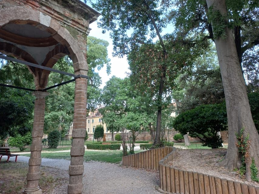 Venice Small-Group Walking Tour: Secrets & Hidden Gems - Where you meet: Santa Lucia, the Beescover sign, and fast start energy