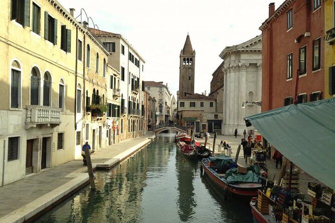 Venice Small Group Walking Tour with St. Mark's Basilica Terrace - Starting at Chiesa di San Giacomo di Rialto: orientation in a quiet pocket
