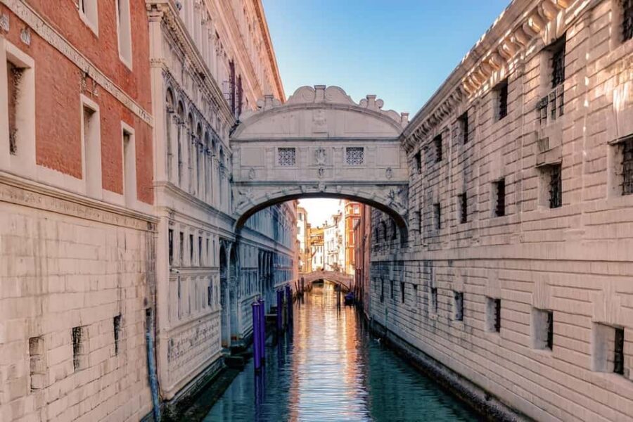 Venice: St. Mark's, Doges Palace, Rialto, and Gondola Tour - Lunch on Your Own: Use the 1-Hour Break Smartly