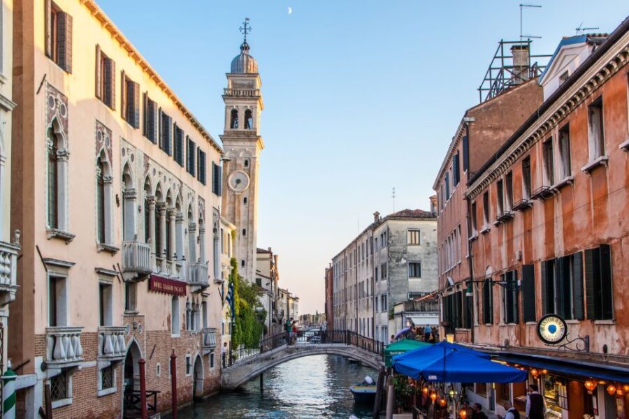 Venice: Sunset Cruise by Typical Venetian Boat - What the Live Guide Adds (Beyond Pointing Out Buildings)