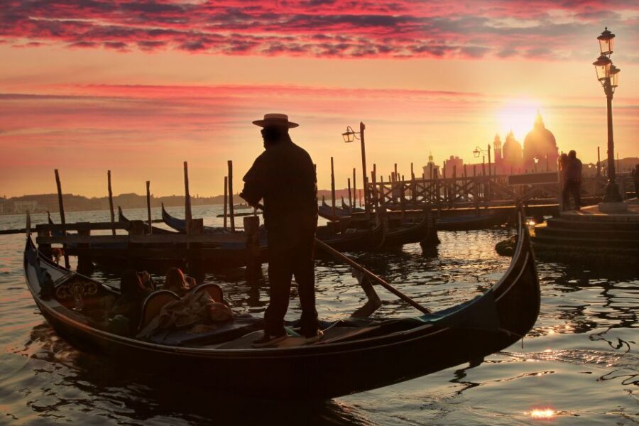 Venice: Sunset or Evening Gondola Tour - Why a 30-minute Venice gondola ride feels like good value