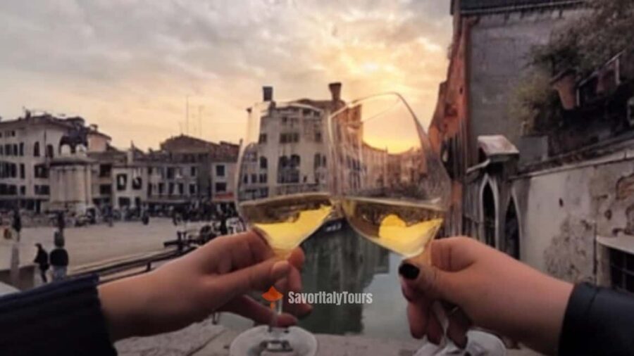 Venice: Sunset Walking Tour with Food and Wine Tastings - The sunset walk through Venice: Rialto Bridge and the oldest church