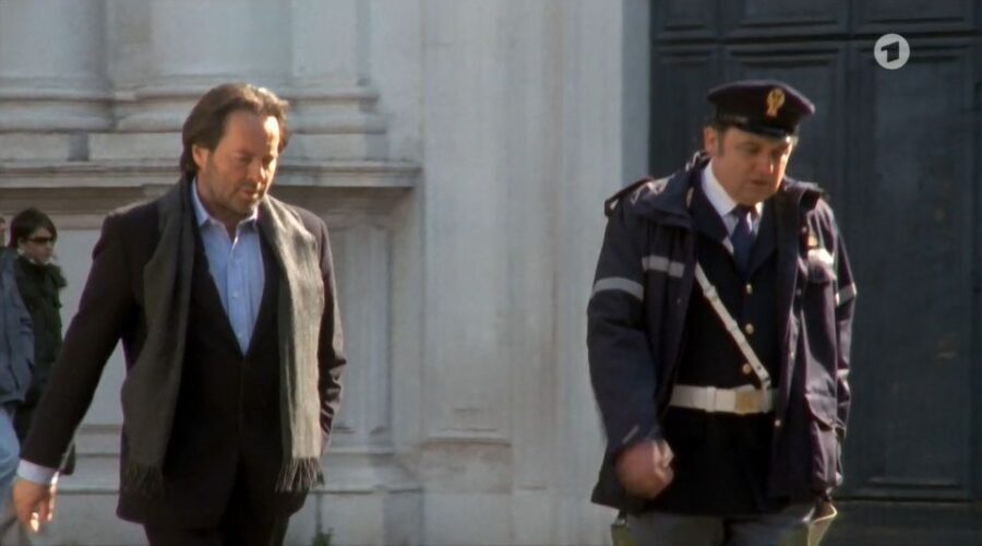Venice: The Footsteps of Commissario Brunetti Walking Tour - What to bring and how to enjoy the pacing