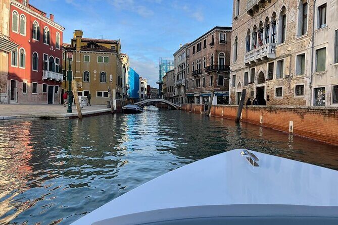 Venice: The Hidden Canals on an Electric Boat - The guide experience: helpful facts with a relaxed vibe
