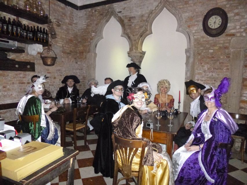 Venice: Venetian Style Carnival Pub Crawl - Bacari Stop 2: Dialect Help and More Window-Snacking