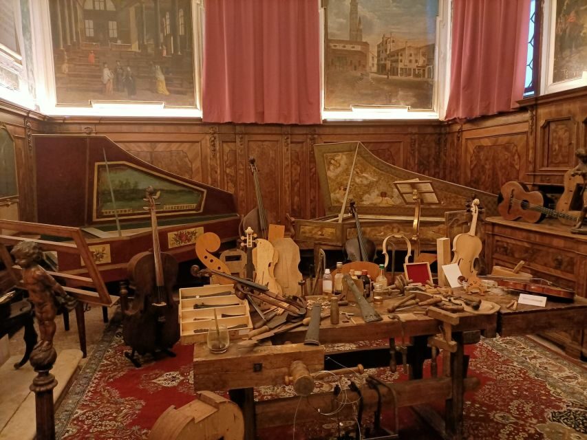 Venice: Vivaldi Baroque Concert Ticket and Free Music Museum - Who performs: Interpreti Veneziani and the violin-first energy