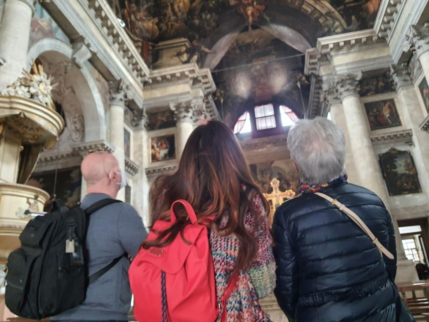 Venice: Walking Guided Tour of the City Must-See Sites - Rialto Bridge crossing: the moment the city clicks