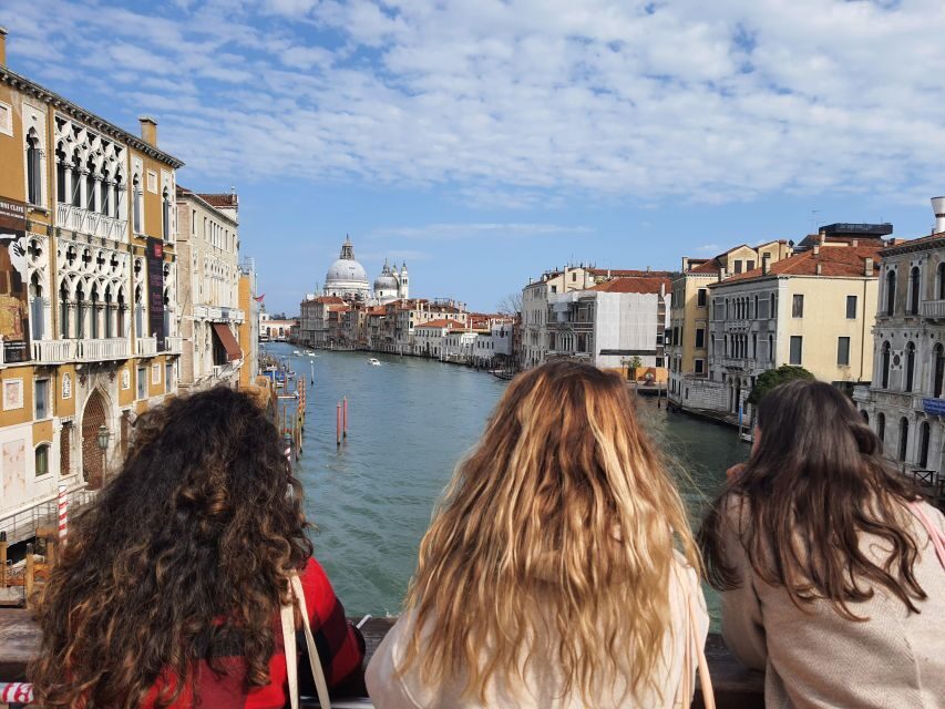 Venice: Walking Guided Tour of the City Must-See Sites - Finding the group at Campiello dei Squelini (Dorsoduro)