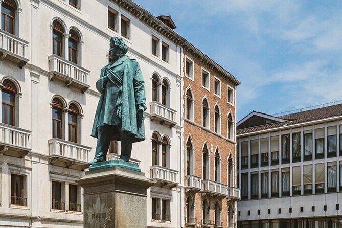 Venice Walking Tour with Gondola Ride Experience - The curious calle history stops: why tiny lanes matter