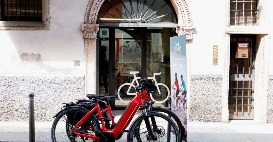 Verona Bike Tour, self-guided - Castelvecchio Bridge photo stop: the quick win for city orientation