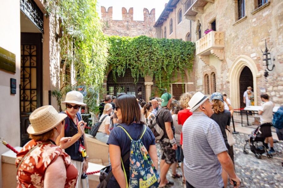 Verona: City Highlights & Street Food Walking Tour - Juliet’s House: balcony photos without the hassle