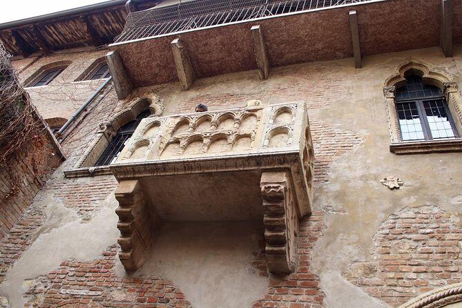 Verona City Sightseeing Walking Tour of Must-See Sites with Local Guide - The Romeo and Juliet balcony stop: legend with context