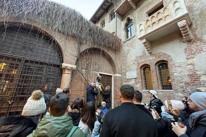 Verona: City Walking Tour with Cable Car Ride & Wine Aperitif - The final wine aperitif in Piazza Bra: two wines and a real snack