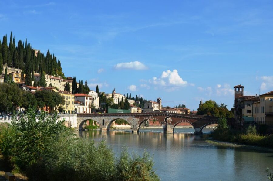 Verona Full-Day Tour from Lake Garda - Casa di Giulietta and the Balcony Myth: See It, Then Step Back