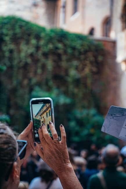 Verona: Highlights Walking Tour with Arena Priority Access - Piazza dei Signori and the Arche Scaligere: Power, Names, and Stone