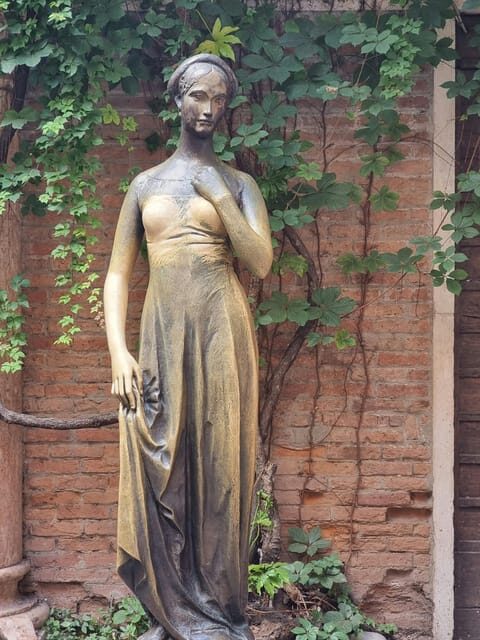 Verona: Interactive map for a self-guided tour. - Accessibility: wheelchair access is listed, but plan for streets